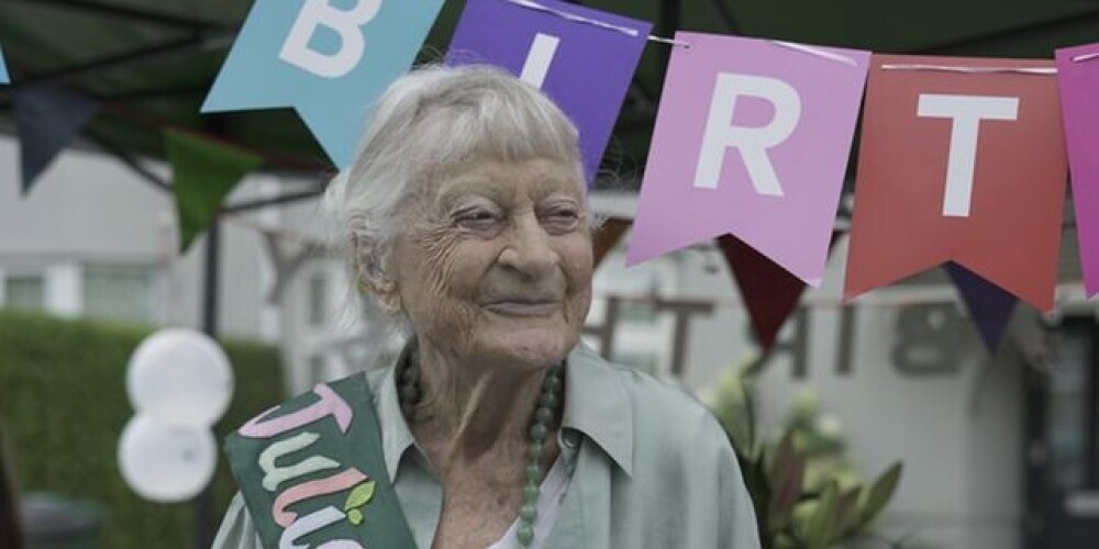 100-летняя женщина сочла секретом долголетия виски и борьбу с фашизмом