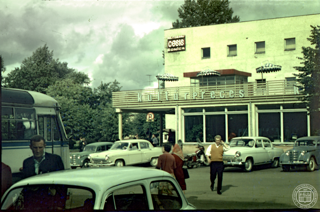 Cēsu tirdzniecības centra kultūrpreču veikals un restorāns-ēdnīca “Cēsis” (1970. gada augusts; fotogrāfs - Arvīds Gusars; foto no izstādes “Krāsainā Latvija”).