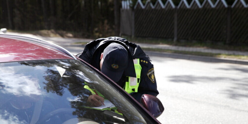 "Мое дело предложить, ваше дело...": в Латгале водитель пытался дать полиции взятку в 55 евро