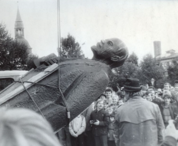 1990. gada 20. septembris bija ceturtdiena, bet simtiem valmieriešu šai dienā tā vietā, lai ietu uz darbu vai skolu, no agra rīta līdz vēlai vakarstundai nostāvēja Valmieras centrālajā laukumā, lai novērotu kā tika nogāzts Ļeņina piemineklis.