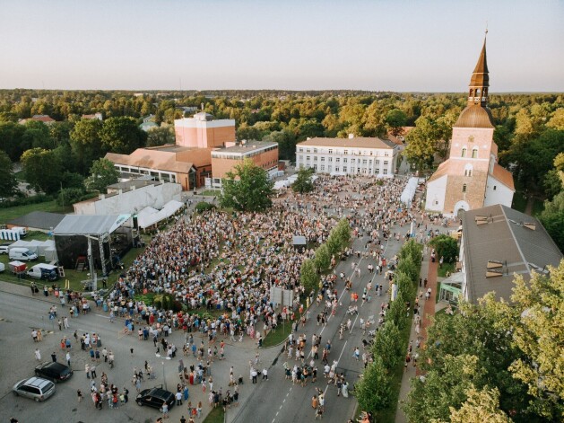 Tagad Valmieras centrālajā laukumā, kurš kādreiz nesa Padomju vārdu, brīvi var pulcēties tauta, neraizējoties par to, ka varētu tikt nodarīta kāda skāde Ļeņina piemineklim.