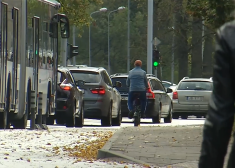 Jauno veloceliņu dēļ Duntes ielā sastrēgums visu dienu; darbs traucēts arī NMPD