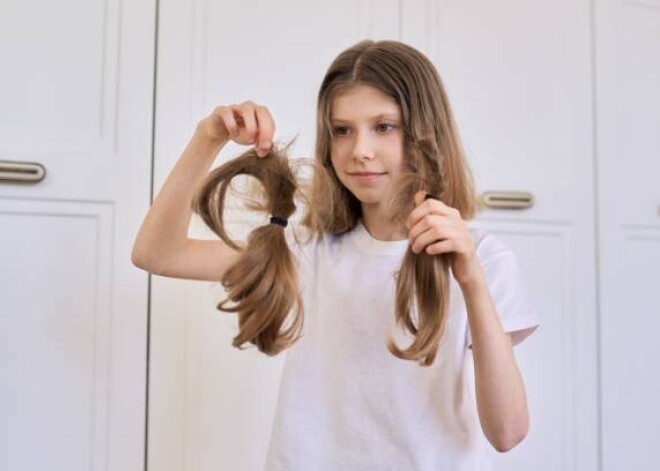 Учительница без ведома родителей подрезала 7-летней ученице волосы. Отец школьницы подал в суд