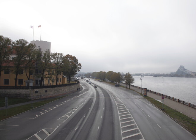 Nedēļas nogalē Rīgā gaidāmi būtiski satiksmes ierobežojumi, tostarp slēgs 11. novembra krastmalu