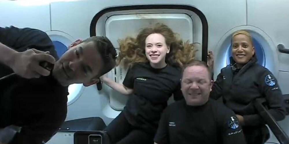 Селфи из космоса: участники первой туристической миссии SpaceX показали, как проводят время на борту