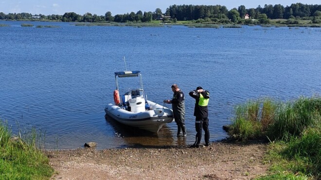 Ķekavas novada domes vadība kopā ar Reģionālo pašvaldības policiju pārbauda, kā pie Sausās Daugavas tiek ievērota tauvas josla.