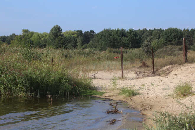 Dodoties uz Lielupes grīvas virzienā Buļļupē promenādi pa upes krastu pārtrauc metāla žogs, kurš no pārējās pasaules norobežo Lielupes ostas teritoriju. 