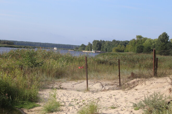 Dodoties uz Lielupes grīvas virzienā Buļļupē promenādi pa upes krastu pārtrauc metāla žogs, kurš no pārējās pasaules norobežo Lielupes ostas teritoriju. 