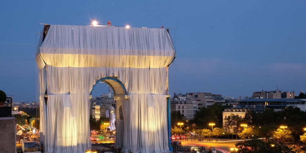 Зачем упаковали Триумфальную арку в Париже?