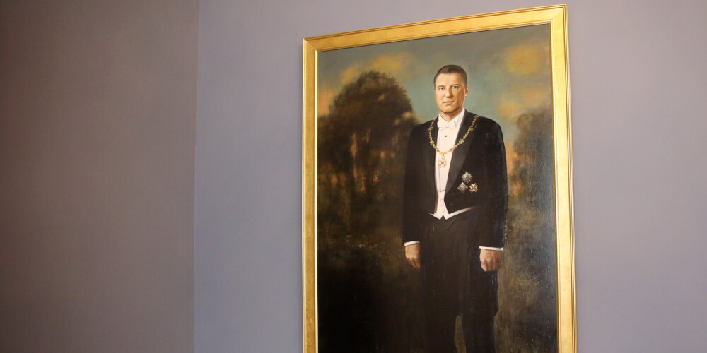 FOTO: Valsts prezidentu galerija Rīgas pilī papildināta ar Vējoņa portretu