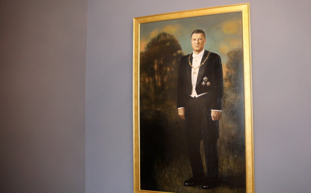 FOTO: Valsts prezidentu galerija Rīgas pilī papildināta ar Vējoņa portretu