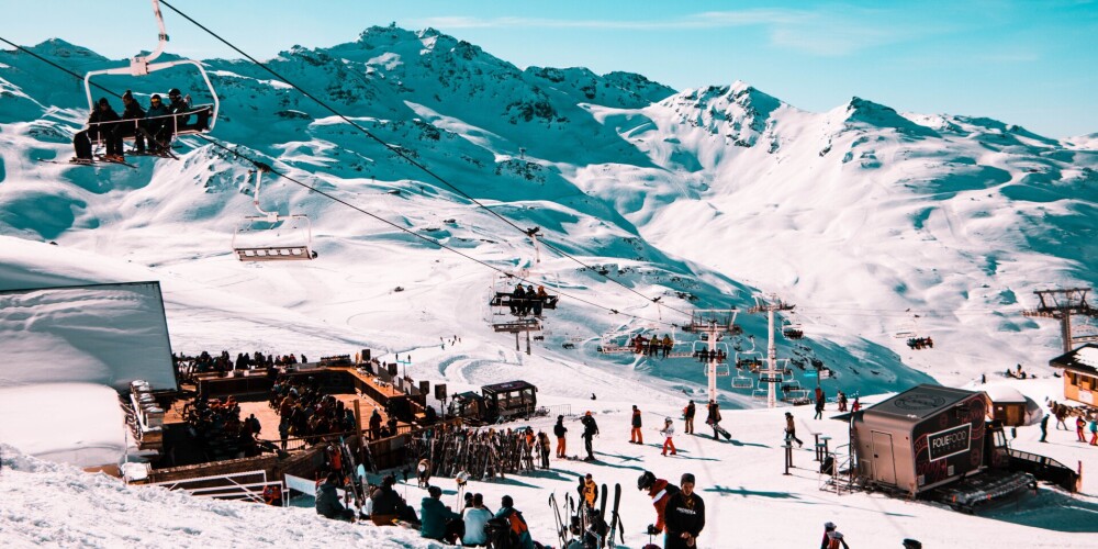 Austrijas tiesa sāk izskatīt lietu par Covid-19 izplatīšanos no Tiroles slēpošanas kūrorta pandēmijas sākumā