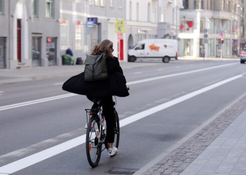 Velosipēdists Aleksandra Čaka ielā.