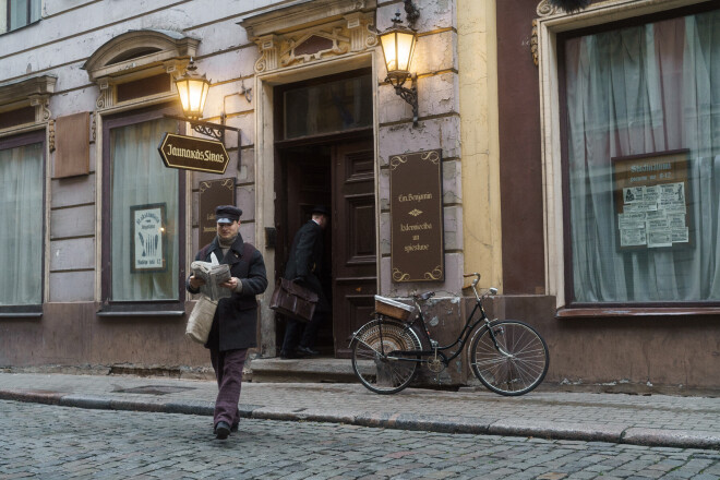 Filmēšanai “Jaunāko Ziņu” redakcija iekārtota Vāgnera zālē. Dzīvē tā sākotnēji atradās Parka, tagad Alfrēda Kalniņa ielā 3, bet 1918. gadā  pārcēlās uz  Lielo Kalēju ielu 29.