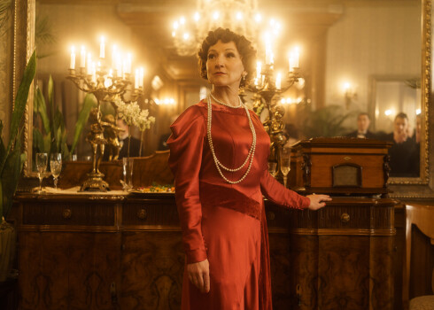 Kaut bez tituliem, savā ziņā Emīlija Benjamiņa pildīja latviešu aristokrātijas lomu. Gunai Zariņai aktierspēle ir izdevusies.