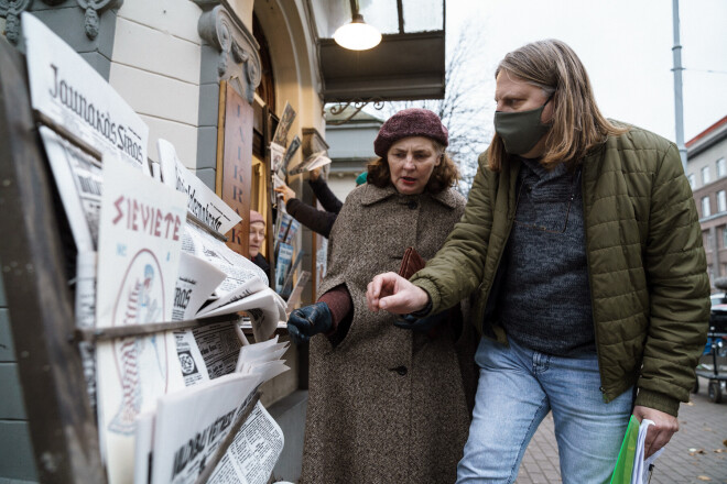 Režisors Andis Mizišs pārbauda, vai avīžu kioskā viss filmēšanai ir kārtībā. Par spīti pandēmijas laikam, darbs izdevās.