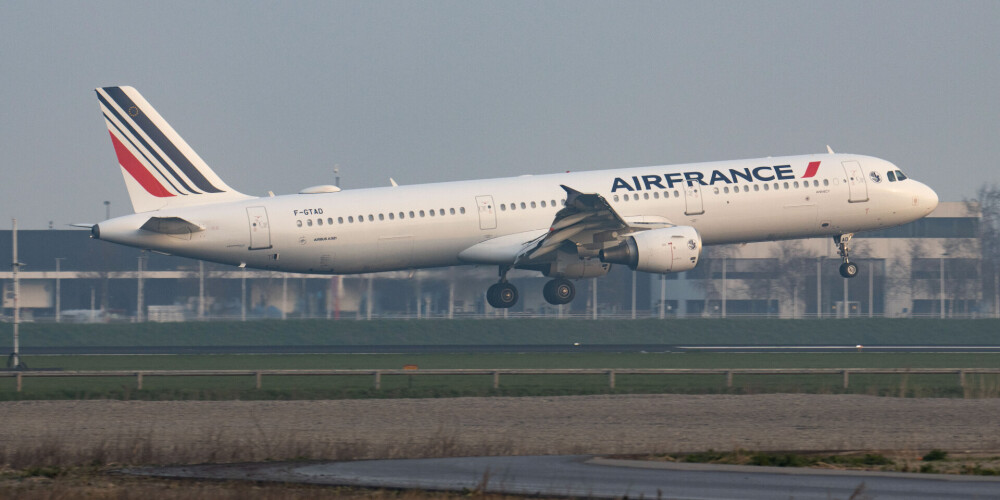 Самолет Air France вернулся в аэропорт из-за возгорания в салоне