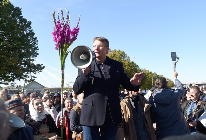 Partijas "Latvija pirmajā vietā" līdera Aināra Šlesera organizētais pasākums par brīvprātīgu vakcināciju 11.novembra krastmalā.