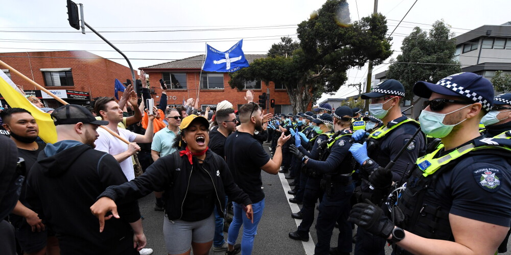 Ievainoti policisti, aizturēti 235 cilvēki - protesti pret Covid-19 karantīnu Melburnā pāraug vardarbībā