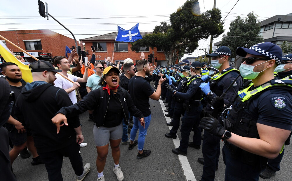 Ievainoti policisti, aizturēti 235 cilvēki - protesti pret Covid-19 karantīnu Melburnā pāraug vardarbībā