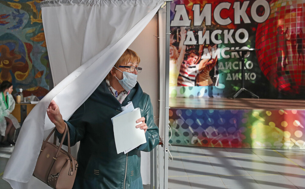 Komunisti un novērotāji ziņo par pārkāpumiem Krievijas vēlēšanu procesā