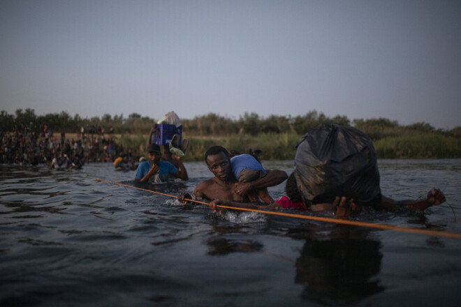 ASV sākušas haitiešu nelegālo migrantu masveida deportēšanu no Teksasas robežpilsētas.