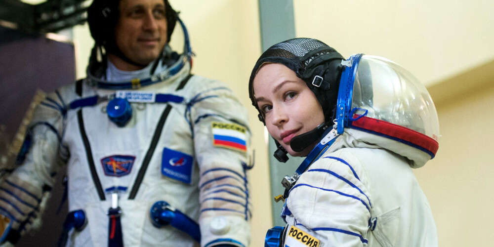 Космический экипаж с актрисой Юлией Пересильд провел первую тренировку на Байконуре