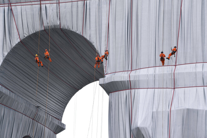 Lai arkas “apģērbšana” tiktu paveikta iespējami ātri, pie tās strādāja trīs komandas uz maiņām, tādējādi darbs norisinājies 24 stundas diennaktī.