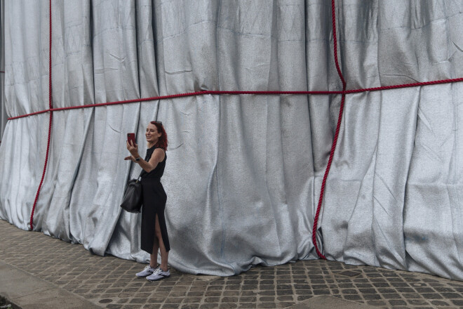 Apmeklētājiem ļauts pietuvoties "apģērbtajai" Triumfa arkai tik tuvu, lai to aptaustītu.