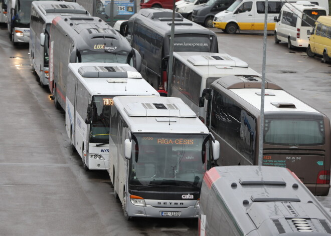 Gādīgs autobusa šoferis palīdz nogādāt mājās zēnu, kurš aizmidzis un aizbraucis 30 kilometru par tālu