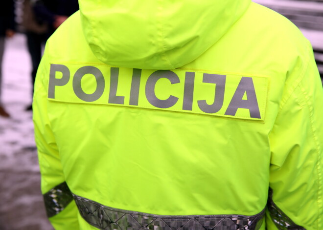 "Esmu šokēta, ka pastāv vēl šādi cilvēki" -  Liepājā apbrīno policista sniegto palīdzību kādai nelaimē nonākušai sievietei