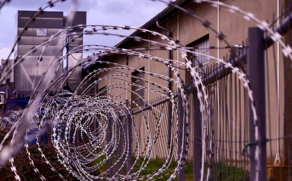 Par Covid-19 noteikumu pārkāpšanu Gērnsijas cietumā nonācis latvietis