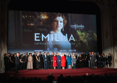 FOTO: pirmizrādi piedzīvo daudzsēriju spēlfilma "Emīlija. Latvijas preses karaliene"