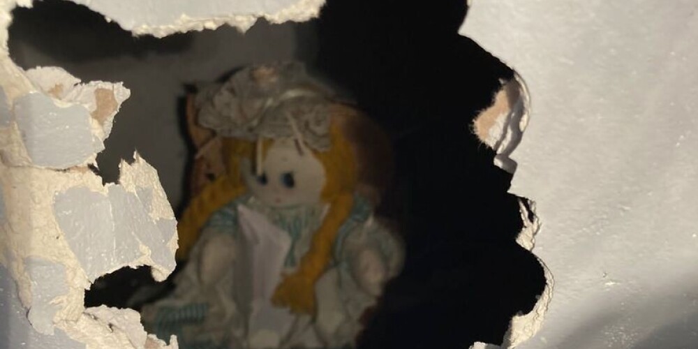 А вы бы остались? Новый владелец квартиры нашел в ней куклу, которая "убила прошлых хозяев"