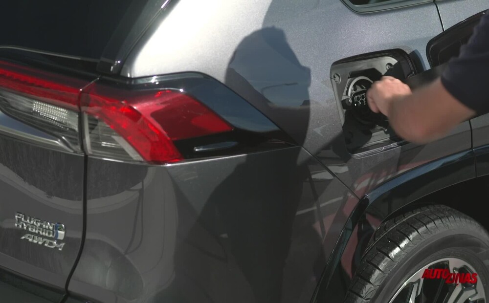 Auto ziņas: Toyota RAV4 hibrīds pieslēdzas vadam