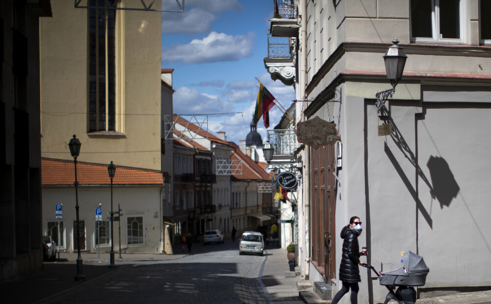 Izlūgties un pārliecināt cilvēkus nesanāk - Lietuvā atkal varētu ieviest karantīnu