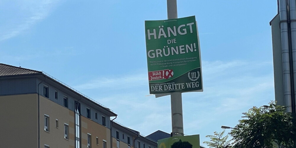 Politiskā partija Vācijā izvieto priekšvēlēšanu plakātus, kas kūda uz naidu un vardarbību