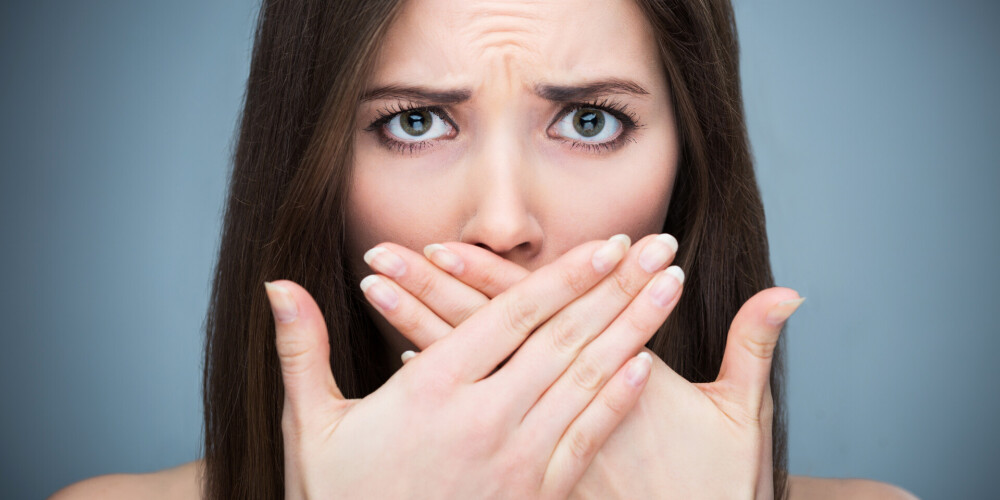 Nepatīkamā problēma – slikta elpa jeb halitoze. Kāpēc tā ir un kā ar to cīnīties?