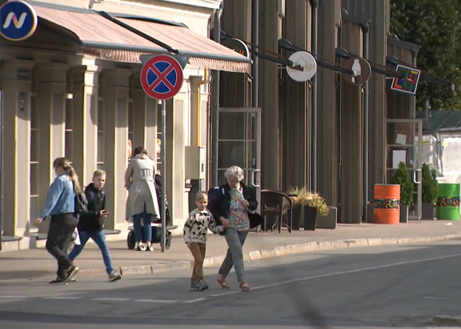 Salauž ratiņkrēslu un uzbrūk veikalā: vietējie Bieriņos gadiem ilgi baidās un cieš no agresīva jaunieša