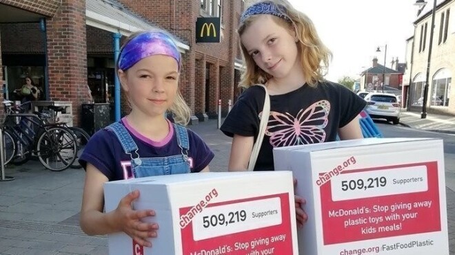 2019. gadā māsas Ella un Ketlīna uzsāka petīciju, lai ātro restorānu ēdināšanas ķēdes izbeigtu pie bērnu komplektiem pievienot plastmasas rotaļlietas.