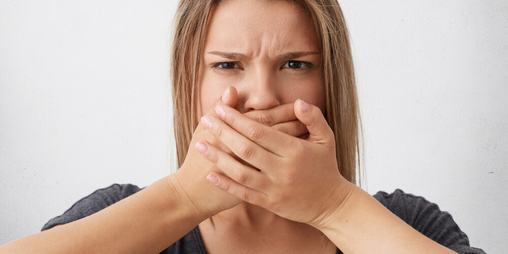 Неприятная проблема – плохой запах изо рта, или галитоз. От чего он бывает и как с этим бороться?