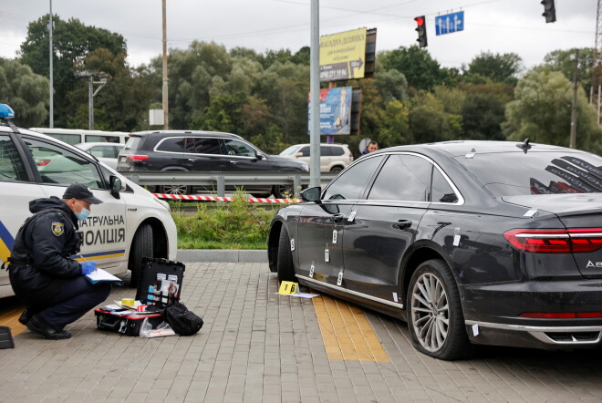 Ukrainā trešdien uzbrukts valsts prezidenta Volodimira Zelenska padomniekam Sergejam Šefiram, Lesniku ciematā apšaudot viņa automašīnu.