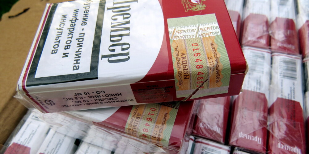 Меньше курят или меньше нарушают? Число покупателей контрабандных сигарет в Латвии снизилось