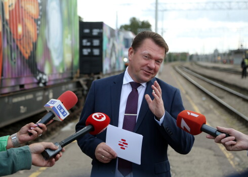 Raidījumā norāda, ka padomes locekļiem sodi piešķirti par lēmumu uzreiz izmaksāt kompensācijas bijušajiem uzņēmuma vadītājiem Edvīnam Bērziņam (attēlā) un Aivaram Strakšas kopumā aptuveni 450 000 eiro apmērā.