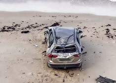 Jūrkalnes jūras krastā bojātā vieglā automašīna Volkswagen.