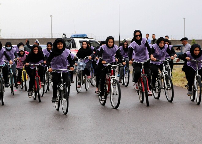 Страны объединяются ради спасения афганских женщин: вывоз в Канаду женской команды по велоспорту оплатили два израильских миллиардера