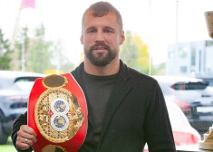 Mairis Briedis ar IBF pasaules čempiona jostu.