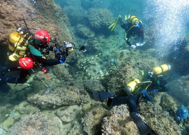 Дайверы обнаружили на дне моря древние сокровища и достали их штопором