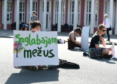 Klimata kustības "Fridays for Future Latvia" akcija "Neatgriežamies pie vecajiem ieradumiem" 2020. gada vasarā. 