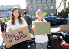 Ar uzrakstiem "Šī ir krīze" un "Piektdienas nākotnei" protestā Stokholmā piedalījās vācu aktīviste Luīza Ņūbauere un zviedru aktīviste Grēta Tūnberga.